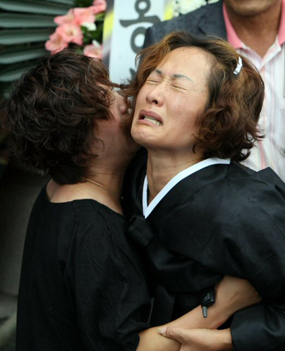 6일 오전 전남 해남군 국제장례식장에서 열린 수영 영웅 조오련의 영결식에서 부인 이성란씨가 오열하고 있다. 조오련의 시신은 그의 자택인 해남군 계곡면 법곡리 주변에 마련된 장지에 묻혔다.
 