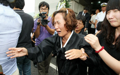 6일 오전 전남 해남군 국제장례식장에서 열린 수영 영웅 조오련의 영결식에서 부인 이성란씨가 오열하고 있다. 조오련의 시신은 그의 자택인 해남군 계곡면 법곡리 주변에 마련된 장지에 묻혔다.
 