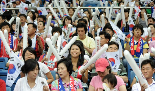 한국 팬들이 6일 중국 톈진 체육관에서 열린 '제25회 FIBA 아시아남자농구선수권대회' 한국과 일본과의 경기에서 응원을 하고 있다. 