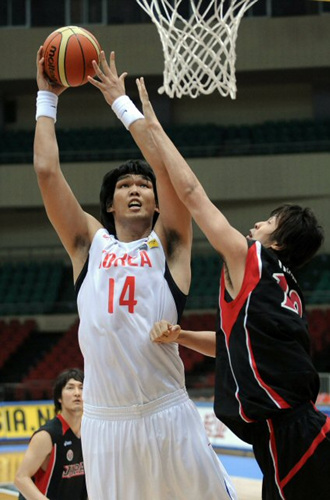 한국 농구 대표팀 하승진(왼쪽)이 6일 중국 톈진 체육관에서 열린 '제25회 FIBA 아시아남자농구선수권대회' 일본과의 경기에서 상대 타케우치를 앞에 두고 골밑슛을 하고 있다. 