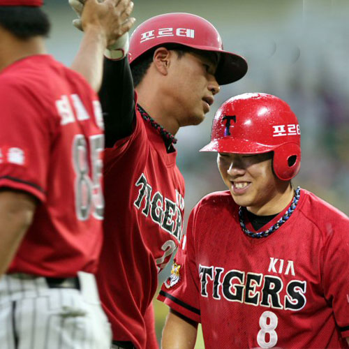 6일 잠실야구장에서 벌어진 프로야구 KIA-LG전 1회초 2사 3루에서 투런 홈런을 때린 KIA 김상현이 3루를 돌며 최태원코치와 하이파이브하고 있다.(왼쪽) 장맛비가 내린 6일 잠실야구장에서 벌어진 프로야구 KIA-LG전 7회초 무사 1루에 투런 홈런을 때린 KIA 안치홍이 더그아웃에서 즐거워하고 있다.(오른쪽) 