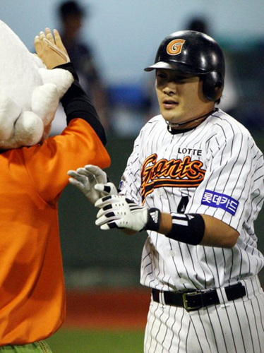 6일 마산야구장에서 열린 2009 프로야구 롯데-두산전. 3회말 무사 롯데 문규현이 좌월 솔로 홈런을 친 뒤 홈에서 하이파이브를 하고 있다. 