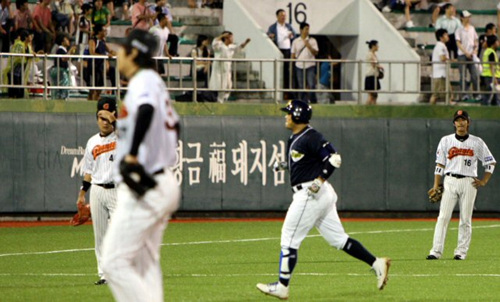 6일 마산야구장에서 열린 2009 프로야구 롯데-두산전. 5회초 1사 1루 두산 김동주가 좌월 투런 홈런을 날린 뒤 그라운드를 돌고 있다. 김동주는 5일 마산에서 열린 경기에서도 3점 홈런을 날렸다. 