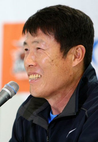 7일 인천 문학경기장에서 열린 조모컵 2009 한일프로축구 올스타전 한국팀 기자회견에서 차범근 감독이 경기를 앞두고 소감을 말하고 있다. 