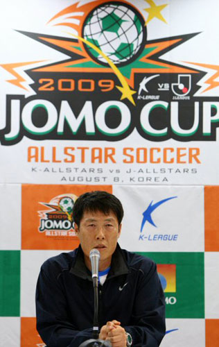  7일 인천 문학경기장에서 열린 조모컵 2009 한일프로축구 올스타전 한국팀 기자회견에서 차범근 감독이 경기를 앞두고 소감을 말하고 있다. 
