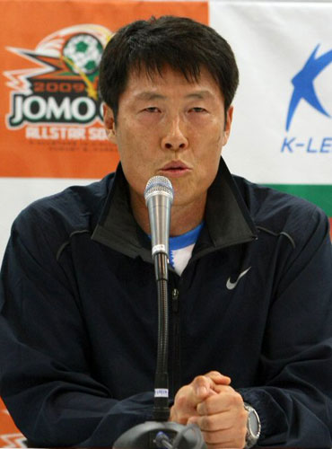 7일 인천 문학경기장에서 열린 조모컵 2009 한일프로축구 올스타전 한국팀 기자회견에서 차범근 감독이 경기를 앞두고 소감을 말하고 있다. 