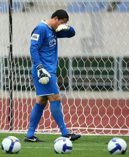 한일 프로축구올스타 2009 조모컵을 하루 앞둔 7일 오후 인천 문학경기장에서 열린 한국 올스타팀 공식훈련에서 수문장 이운재가 훈련 도중 흐르는 땀을 닦고 있다. 