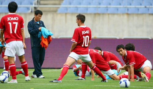 한일 프로축구올스타 2009 조모컵을 하루 앞둔 7일 오후 인천 문학경기장에서 열린 한국 올스타팀 공식훈련에서 차범근 감독이 선수들에게 조끼를 나눠주고 있다. 