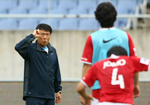 한일 프로축구올스타 2009 조모컵을 하루 앞둔 7일 오후 인천 문학경기장에서 열린 한국 올스타팀 공식훈련에서 차범근 감독이 선수들에게 훈련 내용을 설명하고 있다. 