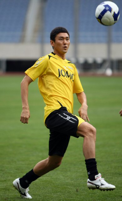 한일 프로축구올스타 2009 조모컵을 하루 앞둔 7일 오후 인천 문학경기장에서 열린 일본 올스타팀 공식훈련에서 J-리그 교토 퍼플상가에서 활약중인 이정수가 팀 동료들과 패스 연습을 하고 있다. 