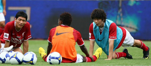 한일 프로축구올스타 2009 조모컵을 하루 앞둔 7일 오후 인천 문학경기장에서 열린 한국 올스타팀 공식훈련에서 기성용과 동료 선수들이 스트레칭을 하고 있다. 