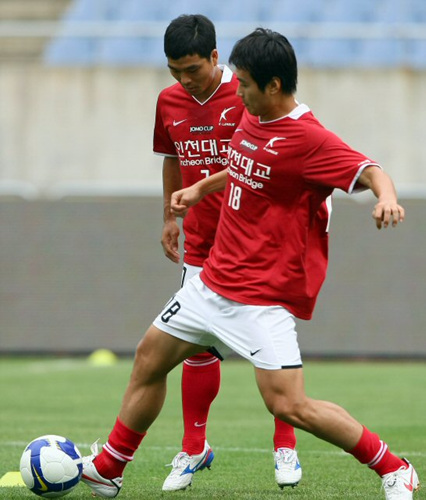한일 프로축구올스타 2009 조모컵을 하루 앞둔 7일 오후 인천 문학경기장에서 열린 한국 올스타팀 공식훈련에서 공격수 이동국과 최성국이 드리블 연습을 하고 있다. 