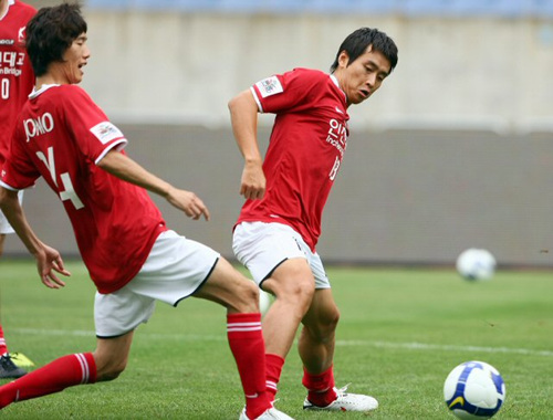 한일 프로축구올스타 2009 조모컵을 하루 앞둔 7일 오후 인천 문학경기장에서 열린 한국 올스타팀 공식훈련에서 공격수 이동국과 미드필더 김정우가 연습을 하고 있다. 