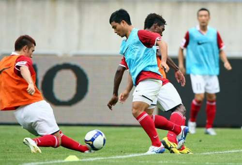 한일 프로축구올스타 2009 조모컵을 하루 앞둔 7일 오후 인천 문학경기장에서 열린 한국 올스타팀 공식훈련에서 최성국이 동료 선수들이 돌파하고 있다. 