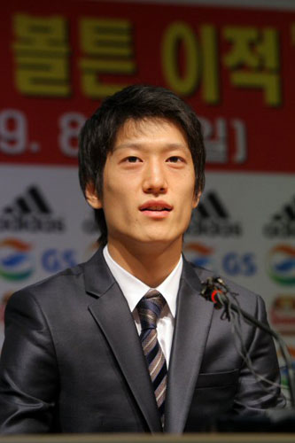 영국 프리미어리그 볼튼 원더러스로 이적하는 이청용이 9일 서울월드컵경기장에서 가진 공식 기자회견에서 취재진의 질문에 답하고 있다. 15일 시즌 개막을 앞둔 이청용 “K-리그의 자존심을 최선을 다하겠다”라고 각오를 밝혔다. 