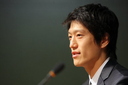 영국 프리미어리그 볼튼 원더러스로 이적하는 이청용이 9일 서울월드컵경기장에서 가진 공식 기자회견에서 취재진의 질문에 답하고 있다. 