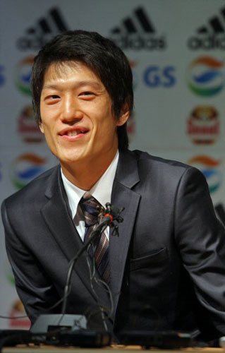 영국 프리미어리그 볼튼 원더러스로 이적하는 이청용이 9일 서울월드컵경기장에서 가진 공식 기자회견에서 취재진의 질문에 답하고 있다. 