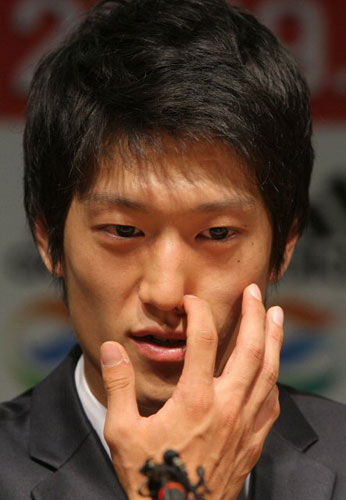  영국 프리미어리그 볼튼 원더러스로 이적하는 이청용이 9일 서울월드컵경기장에서 가진 공식 기자회견에서 취재진의 질문에 답하고 있다. 