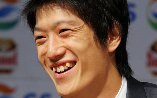 영국 프리미어리그 볼튼 원더러스로 이적하는 이청용이 9일 서울월드컵경기장에서 가진 공식 기자회견에서 취재진의 질문에 답하며 환하게 웃고 있다. 