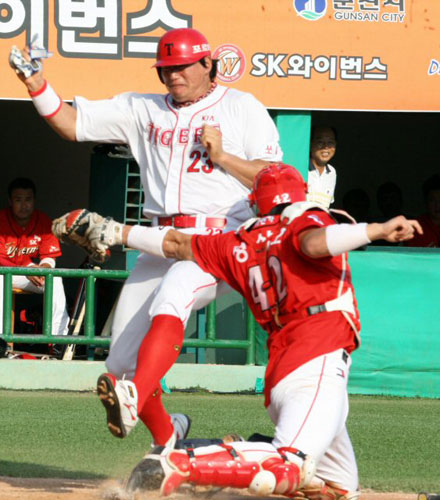 9일 전북 군산월명야구장에서 열린 프로야구 KIA와 SK의 경기. 1회말 2사 1루에서 KIA 최희섭이 김상현의 안타로 홈으로 들어오다 아웃되고 있다. SK 투수는 글로버. 