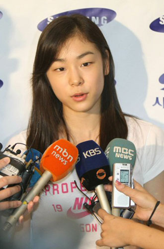 '피겨퀸' 김연아가 11일 오전 인천공항을 통해 귀국, 기자들과 만나 질문에 답하고 있다. 김연아 오는 14일 올림픽공원 제1체육관에서 열리는 '삼성 애니콜 ★하우젠 아이스 올스타즈 2009'에서 멋진 연기를 선보일 예정이다. 