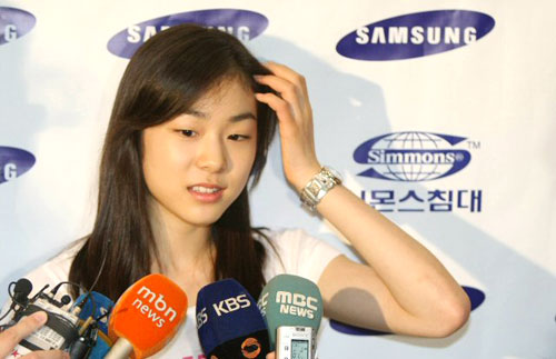 '피겨퀸' 김연아가 11일 오전 인천공항을 통해 귀국, 기자들과 만나 질문에 답하고 있다. 김연아 오는 14일 올림픽공원 제1체육관에서 열리는 '삼성 애니콜 ★하우젠 아이스 올스타즈 2009'에서 멋진 연기를 선보일 예정이다.
 