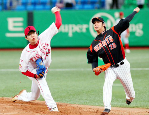 11일 광주 무등경기장에서 열린 2009 프로야구 기아 타이거즈와 롯데 자이언츠의 경기에서 기아 선발투수 양현종과 롯데 선발 장원준이 역투하고 있다. 