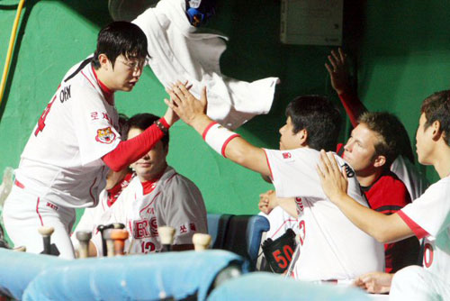 11일 광주 무등경기장에서 열린 2009 프로야구 기아 타이거즈와 롯데 자이언츠의 경기에서 7회까지 무실점으로 막은 기아 선발투수 양현종이 동료들과 좋아하고 있다. 