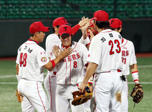 11일 광주 무등경기장에서 열린 2009 프로야구 기아 타이거즈와 롯데 자이언츠의 경기에서 3-0으로 승리해 10연승을 달성한 기아 선수들이 하이파이브를 하고 있다. 