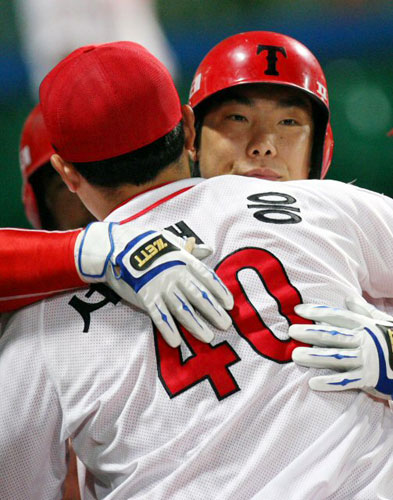  11일 광주 무등경기장에서 열린 2009 프로야구 기아 타이거즈와 롯데 자이언츠의 경기에서 3회말 1사 1, 2루 기아 3번 나지완이 3점 홈런을 때리고 동료인 서재응과 좋아하고 있다. 