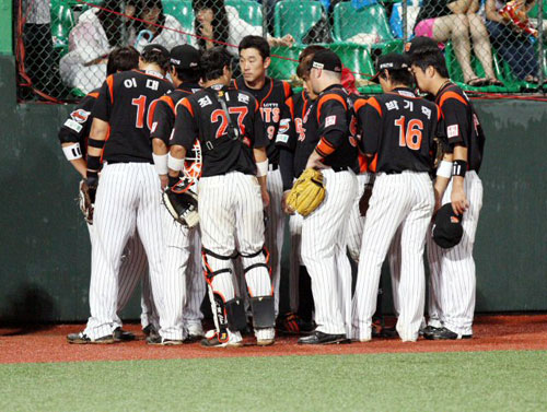 11일 광주 무등경기장에서 열린 2009 프로야구 기아 타이거즈와 롯데 자이언츠의 경기에서 4회까지 3점 차이로 끌려가고 있는 롯데 선수들이 파이팅을 외치고 있다. 