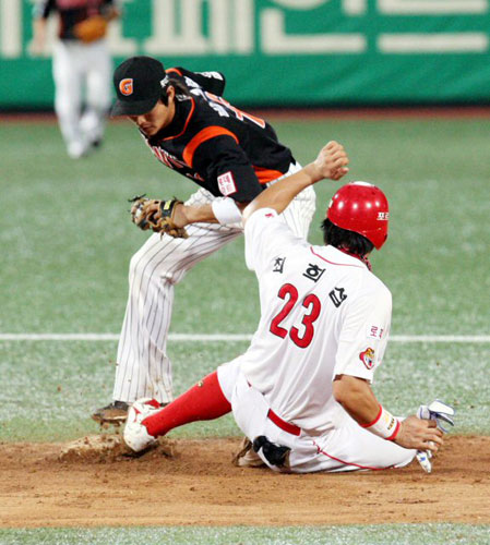 11일 광주 무등경기장에서 열린 2009 프로야구 기아 타이거즈와 롯데 자이언츠의 경기에서 6회말 1사 기아 6번 김상훈의 내야 땅볼로 1루주자 최희섭이 2루에서 아웃되고 있다. 