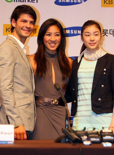 13일 오후 서울 장충동 신라호텔에서 열린 '삼성 애니콜 하우젠 아이스 올스타 2009' 기자회견에서 스테판 랑비엘, 미쉘 콴, 김연아가 함께 포즈를 취하고 있다. 