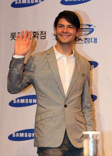 13일 오후 서울 장충동 신라호텔에서 열린 '삼성 애니콜 하우젠 아이스 올스타 2009' 기자회견에서 스테판 랑비엘이 회견장으로 들어오고 있다. 