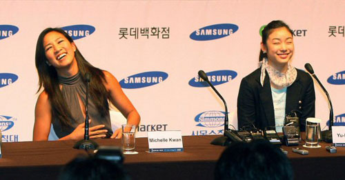 13일 오후 서울 장충동 신라호텔에서 열린 '삼성 애니콜 하우젠 아이스 올스타 2009' 기자회견에서 김연아가 초등학교 2학년 시절 미쉘 콴의 경기를 보며 감명을 받았다고 하자 미쉘 콴이 장난스런 몸짓으로 자신의 나이가 많지 않다고 말하고 있다. 