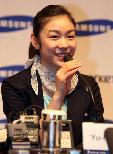 13일 오후 서울 장충동 신라호텔에서 열린 '삼성 애니콜 하우젠 아이스 올스타 2009' 기자회견에서 김연아가 밝은표정으로 질문에 답하고 있다. 