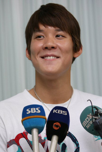 한국 수영의 희망 박태환이 16일 오후 태릉선수촌에 입촌, 국가대표 훈련을 하기에 앞서 취재진과 인터뷰하고 있다. 