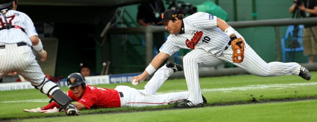 20일 부산 사직야구장에서 열린 프로야구 SK 대 롯데경기. 1회초 무사에서 SK 박재상의 3루 땅볼 때 3루자 정근우가 협살을 피하려다 넘어지면서 롯데 이대호에게 태그 아웃되고 있다. 