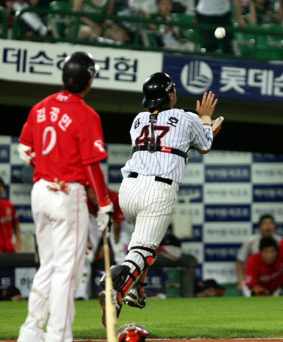 20일 부산 사직야구장에서 열린 프로야구 SK 대 롯데경기. 5회초 무사 1.2루에서 SK 김강민이 자신의 번트타구를 롯데 포수 강민호가 잡아내는 모습을 바라보고 있다. 