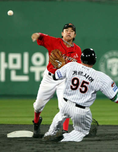 20일 부산 사직야구장에서 열린 프로야구 SK 대 롯데경기. 7회말 1사 1.2루에서 롯데 강민호의 내야땅볼 때 SK 유격수 나주환이 1루주자 가르시아를 아웃시키고 병살을 시도하고 있다. 결과는 병살 실패. 