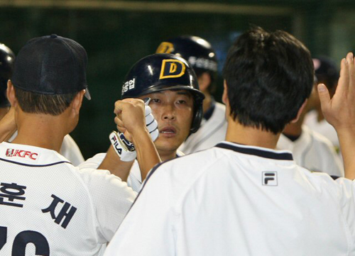 20일 잠실구장에서 열린 2009 CJ마구마구 프로야구 두산과 LG의 경기 8회말 2사 1,2루, 두산 김동주가 3점포를 치고 홈을 밟은 뒤 하이파이브를 하고 있다. 