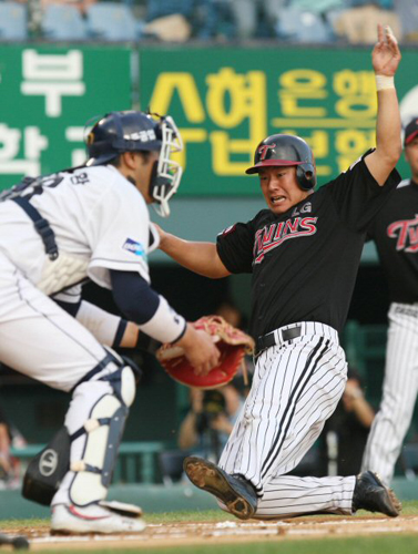 20일 잠실구장에서 열린 2009 CJ마구마구 프로야구 두산과 LG의 경기 1회초 2사 1루, 1루 주자 LG 안치용이 페타지니 안타 때 홈으로 파고들어 세이프되고 있다. 