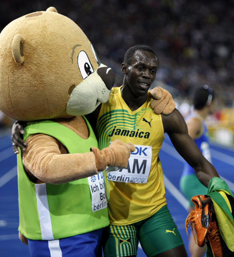 22일(현지시간) 독일 베를린에서 열린 2009 세계육상선수권대회 남자 400m 계주에서 우승한 자메이카의 우사인 볼트가 대회 마스코트 베를리노와 축하 인사를 나누고 있다. 