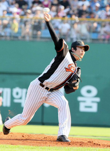 23일 부산 사직야구장에서 열린 프로야구 롯데와 LG의 경기에서 롯데 선발 조정훈이 LG 타선을 맞아 역투하고 있다. 