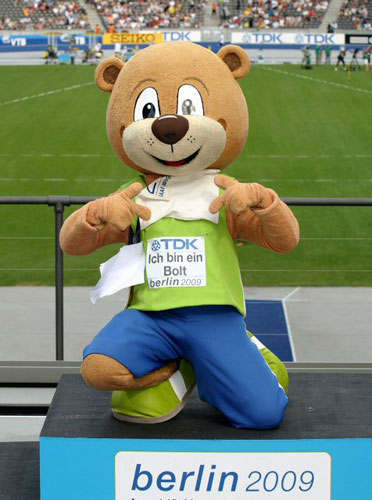 24일(한국시간) 2009 IAAF(국제육상경기연맹) 세계 육상선수권 대회의 마스코트인 베를리노가 우사인 볼트의 세리머니를 흉내내고 있다. 