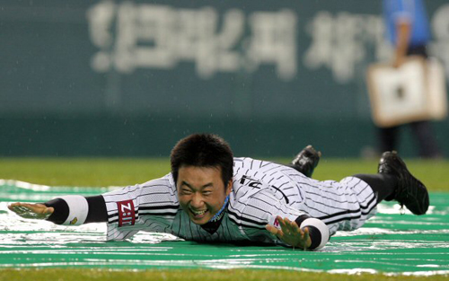 26일 서울 잠실야구장에서 열린 프로야구 LG와 히어로즈 경기 1회말, 우천으로 경기가 취소되자 LG 김태군이 홈 슬라이딩 세러머니를 팬들에게 선보이고 있다. 