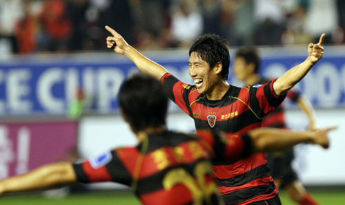 26일 경북 포항 스틸야드에서 열린 프로축구 리그 컵대회인 2009 피스컵코리아 4강 2차전 포항-서울 경기에서 포항의 유창현이 자신의 2번째 골을 성공시킨 뒤 환호하고 있다. 