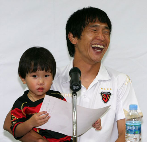 26일 경북 포항 스틸야드에서 열린 프로축구 리그 컵대회인 2009 피스컵코리아 4강 2차전 포항-서울 경기에서 해트트릭을 기록한 포항의 노병준이 경기가 끝난 뒤 가진 기자회견에서 아들을 안고 환하게 웃고 있다. 