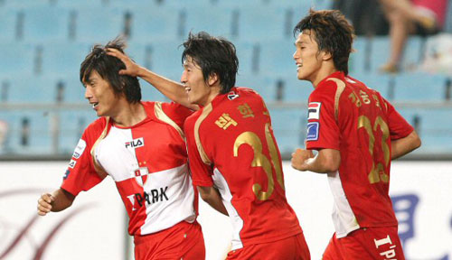 26일 울산문수월드컵축구경기장에서 열린 2009 피스컵코리아 4강 2차전에서 부산의 박희도(가운데)가 결승골을 넣은 뒤 동료들과 함께 기뻐하고 있다. 