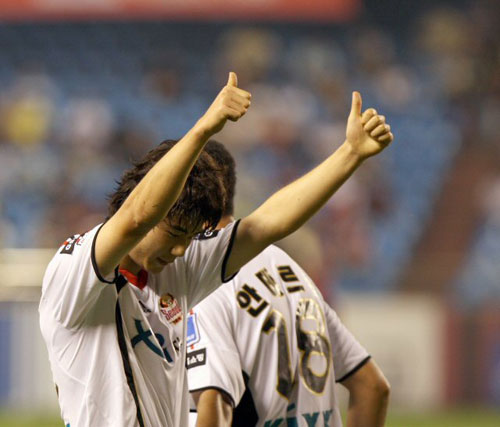 26일 경북 포항 스틸야드에서 열린 프로축구 리그 컵대회인 2009 피스컵코리아 4강 2차전 포항-서울 경기에서 서울의 기성용이 첫 골을 성공시킨 뒤 양손 엄지손가락을 치켜 세우며 팬들에게 인사하고 있다. 